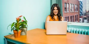 Mujer trabajando en oficina