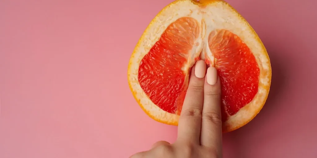 naranja con 2 dedos