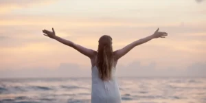 Mujer con los brazos abiertos