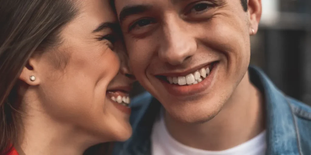 pareja sonriendo