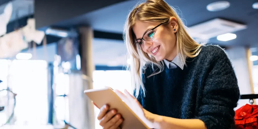Mujer leyendo en una tablet