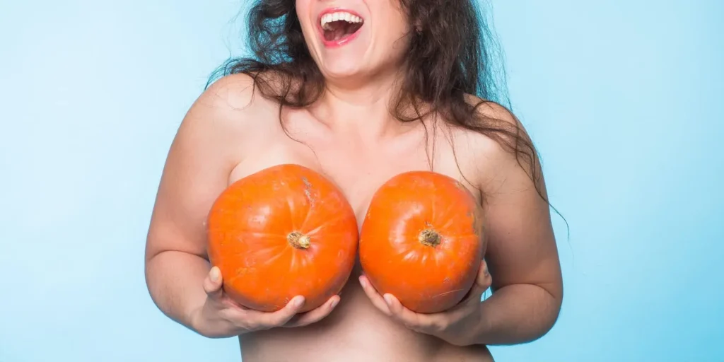 Mujer con dos calabazas