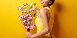 Mujer con flores y vestido amarrillo