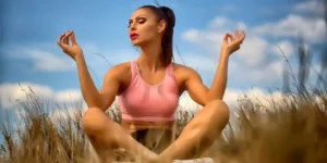 Mujer haciendo yoga