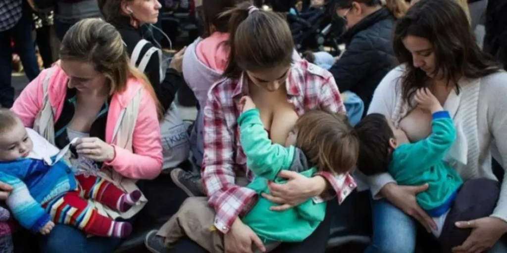 Mujer amamantando a su hijo
