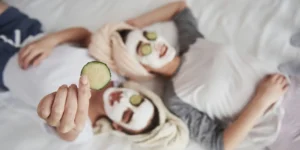 Mujeres con mascarilla y pepinos