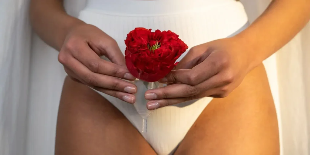 Mujer con rosa en las manos