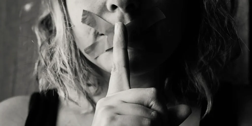 Silencio femenino