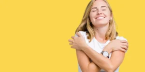 Mujer rubia en fondo amarillo