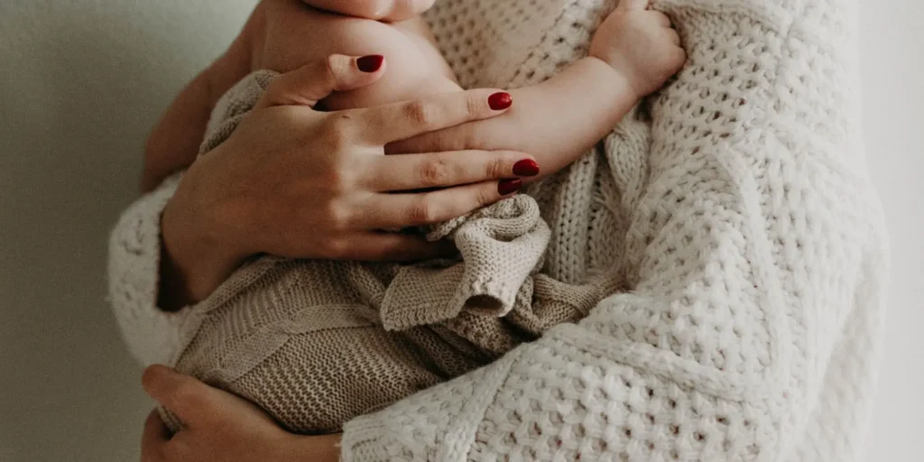Mujer con su bebe en brazos