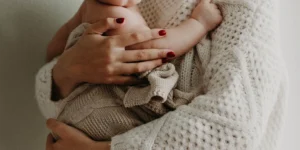 Mujer con su bebe en brazos