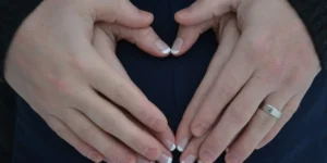 Manos de madre e hijo