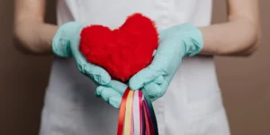 Corazón de peluche rojo