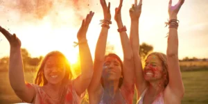 Mujeres con los brazos arriba