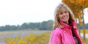 Mujer con chaqueta rosa