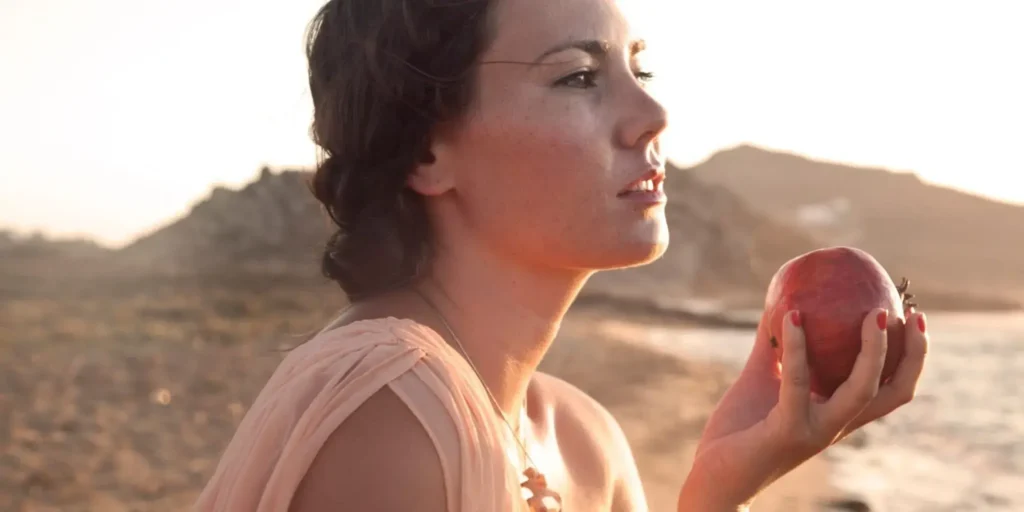 Mujer mirando el horizonte