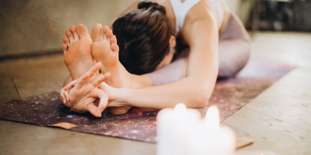 Mujer haciendo yoga