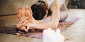 Mujer haciendo yoga