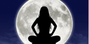 Sombra mujer ante la luna