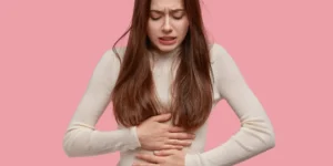 Mujer con dolor de estomago