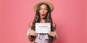 Mujer con calendario en las manos