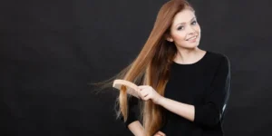 Mujer cepillándose el cabello