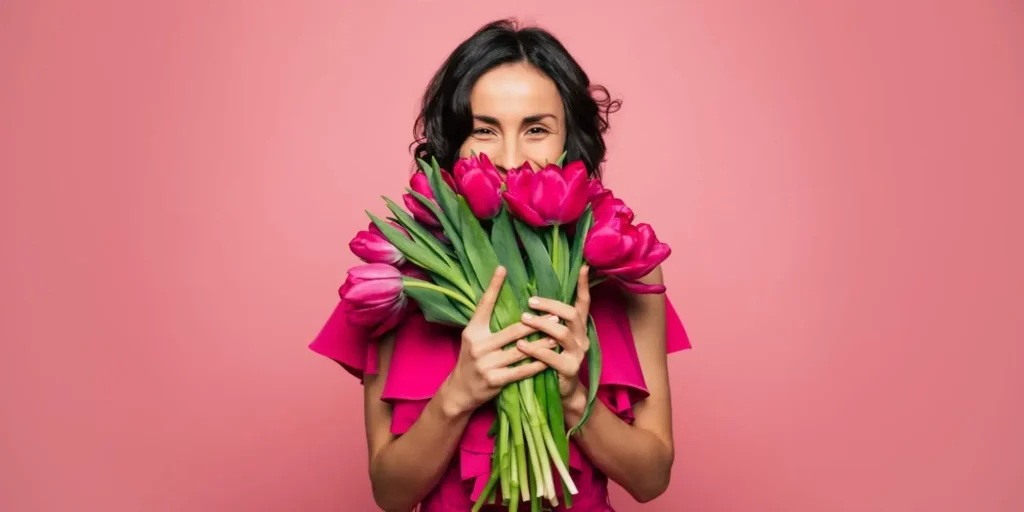 mujer con rosas alegre