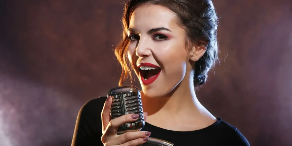 Mujer cantando