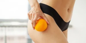 Mujer con naranja en la mano