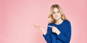 Mujer rubia con dudas