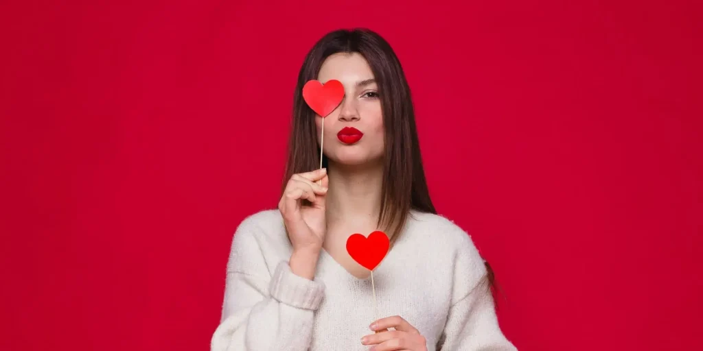 Mujer con corazones de papel
