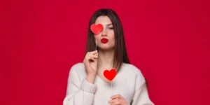 Mujer con corazones de papel