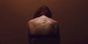 Mujer desnuda de espaldas