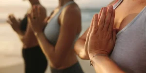 Mujeres haciendo yoga