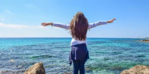 mujer con los brazos abiertos