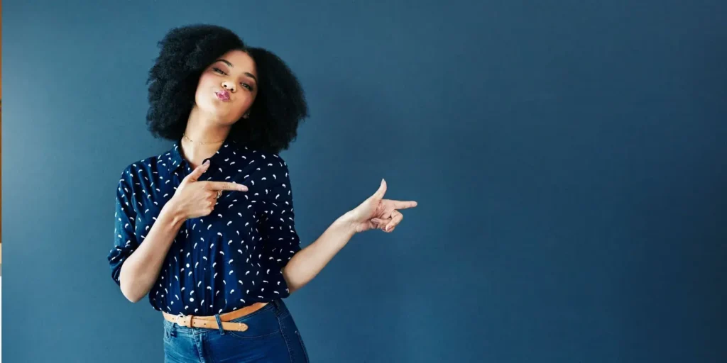 Mujer en fondo azul