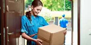 mujer con encomienda