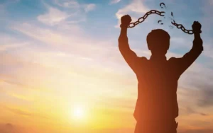 mujer rompiendo cadenas