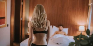 pareja en encuentro sexual