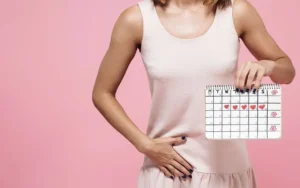 mujer con calendario