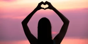 mujer haciendo corazón con las manos