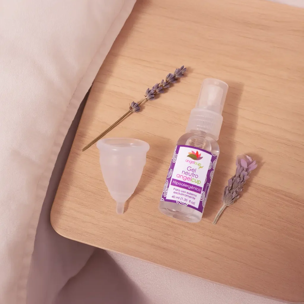 Elementos para un ritual de descanso que incluye la copa menstrual Angelcup y gel neutro, ideal para dormir sin interrupciones durante el periodo.