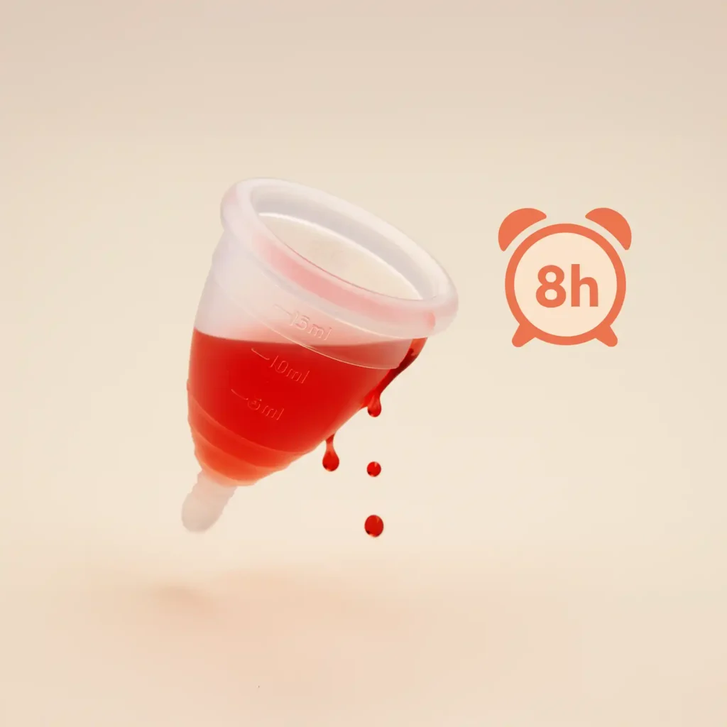 Copa menstrual Angelcup junto a un reloj despertador, simbolizando la seguridad de poder dormir hasta 12 horas continuas sin fugas.