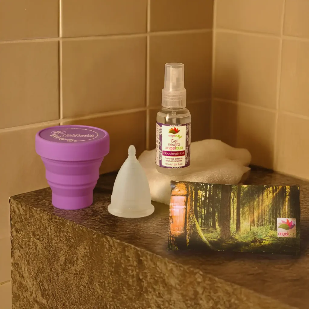 Kit completo de productos Angelcup, incluyendo la copa y el vaso esterilizador, para crear una rutina nocturna y dormir con la copa menstrual sin fugas.
