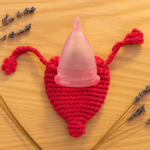 copa menstrual Rosa con Bolsita útero encima
