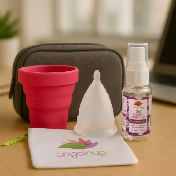 Copa menstrual con vaso esterilizador y jabón en gel con neceser sobre escritorio