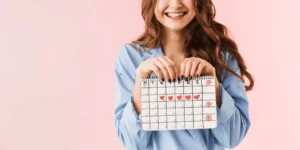 mujer con calendario