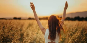 Mujer con brisa de aire