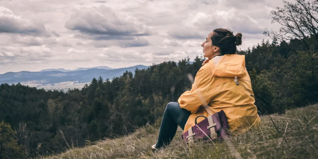 mujer disfrutando del campo