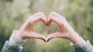corazones formado por manos